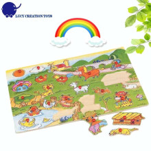 Glückliches hölzernes Bauernhof-Yard-Puzzlespiel für Kinder